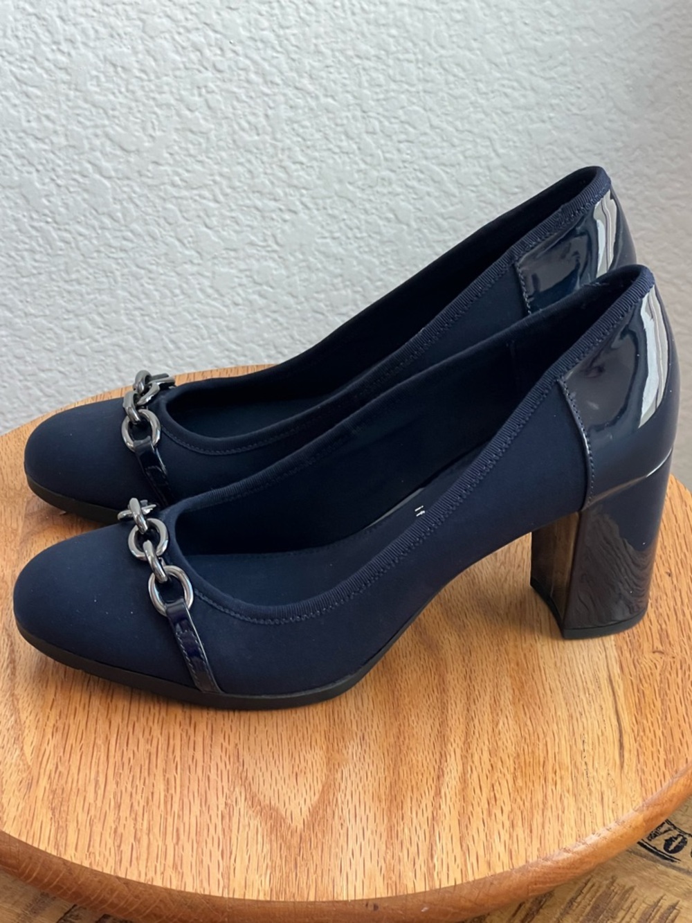 Anne Klein Caitlyn Navy Chain Trim Block Heel Pumps NWOT Size 9 M - Picture 3 of 10